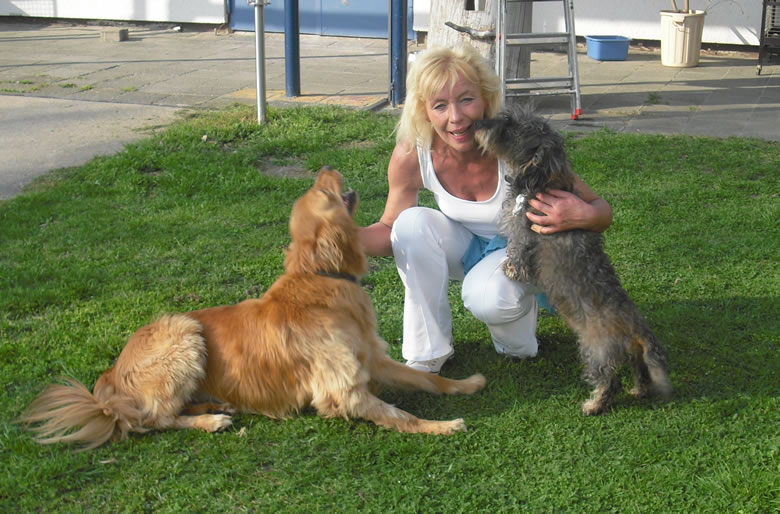 Hundepension Neustadt Frau Helbig mit 2 Hunden der Hundepension